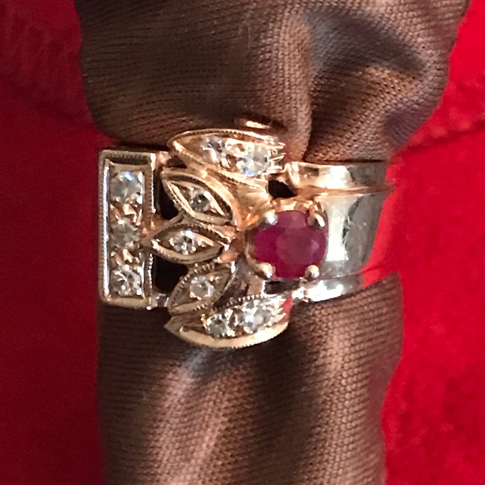 Lady’s retro style ring